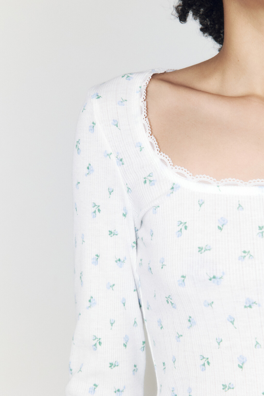 Лонгслив в рубчик с кружевом и бантиком - цвет белый - 6