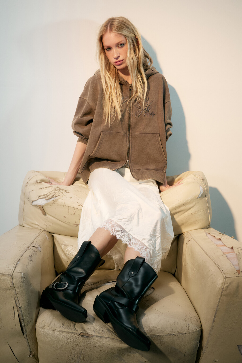 Худи-зипка с вареным эффектом и декором - цвет коричневый - 1