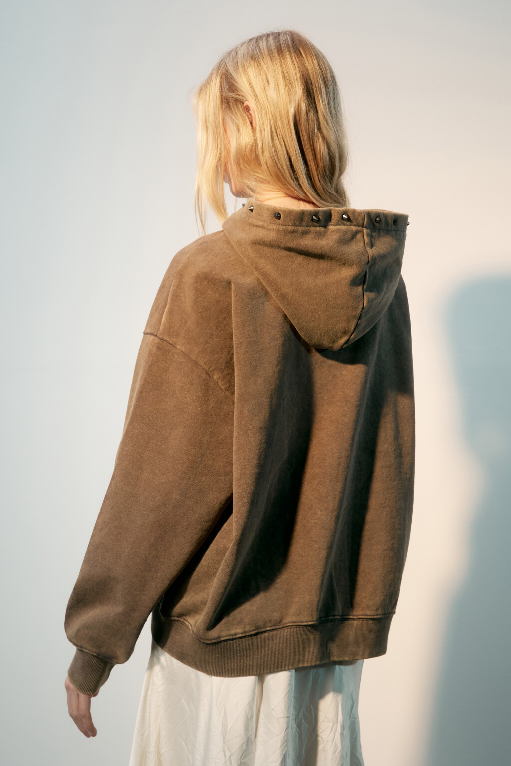 Худи-зипка с вареным эффектом и декором - цвет коричневый - 4