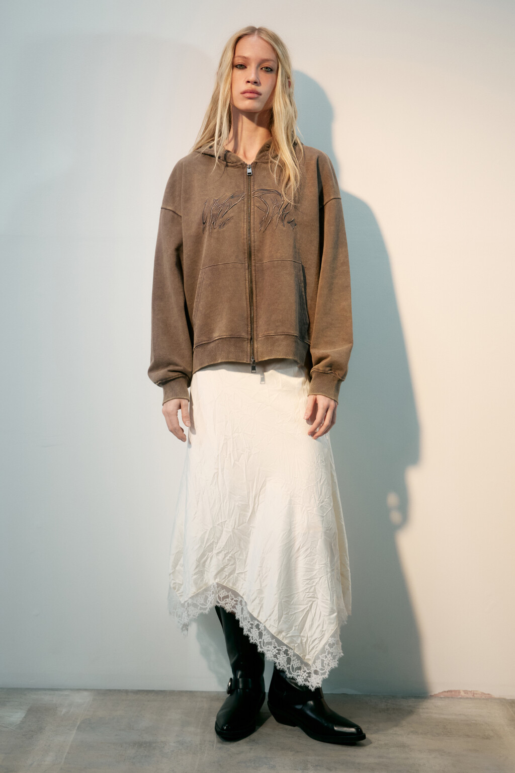 Худи-зипка с вареным эффектом и декором - цвет коричневый - 5