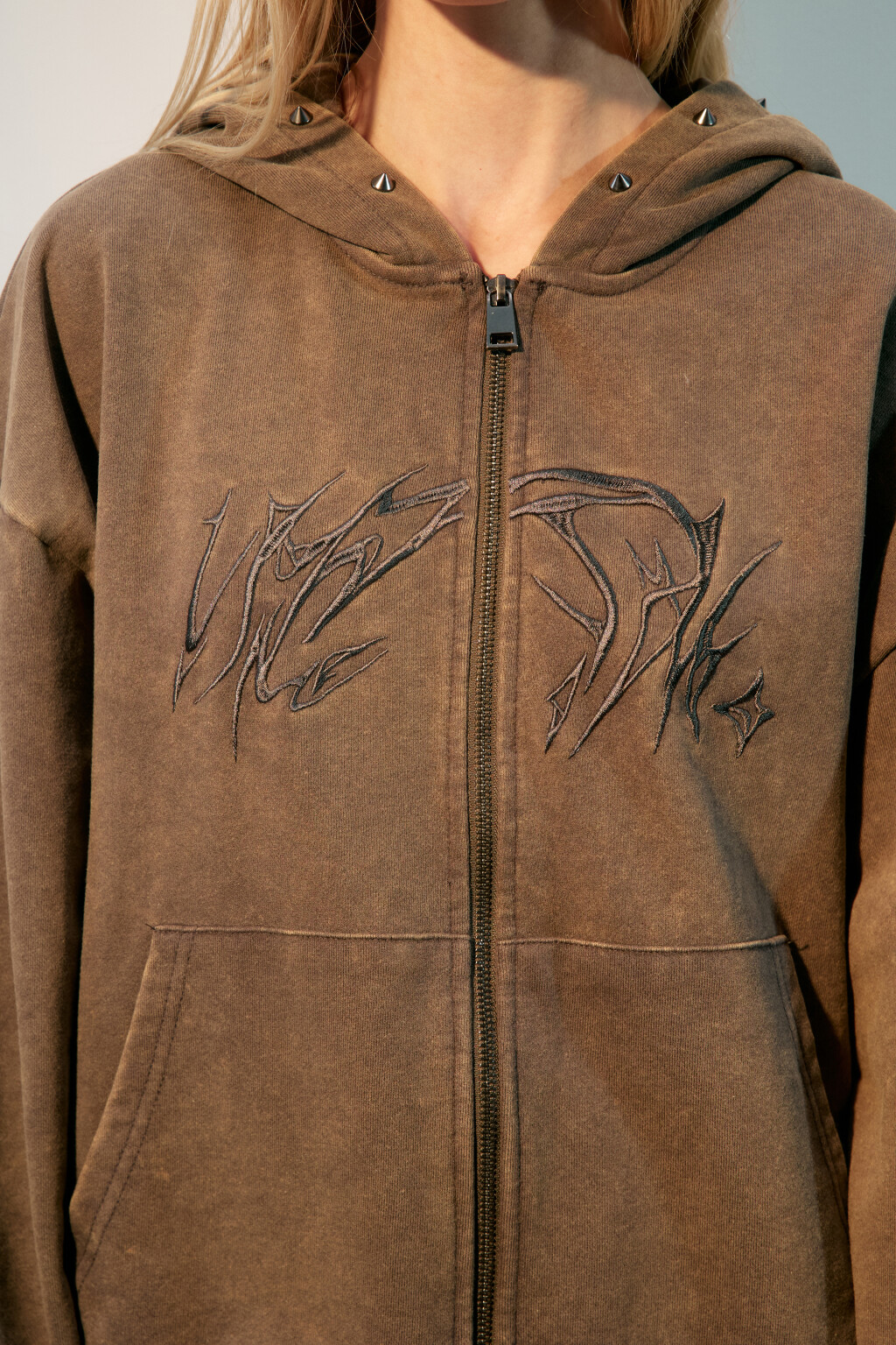 Худи-зипка с вареным эффектом и декором - цвет коричневый - 6