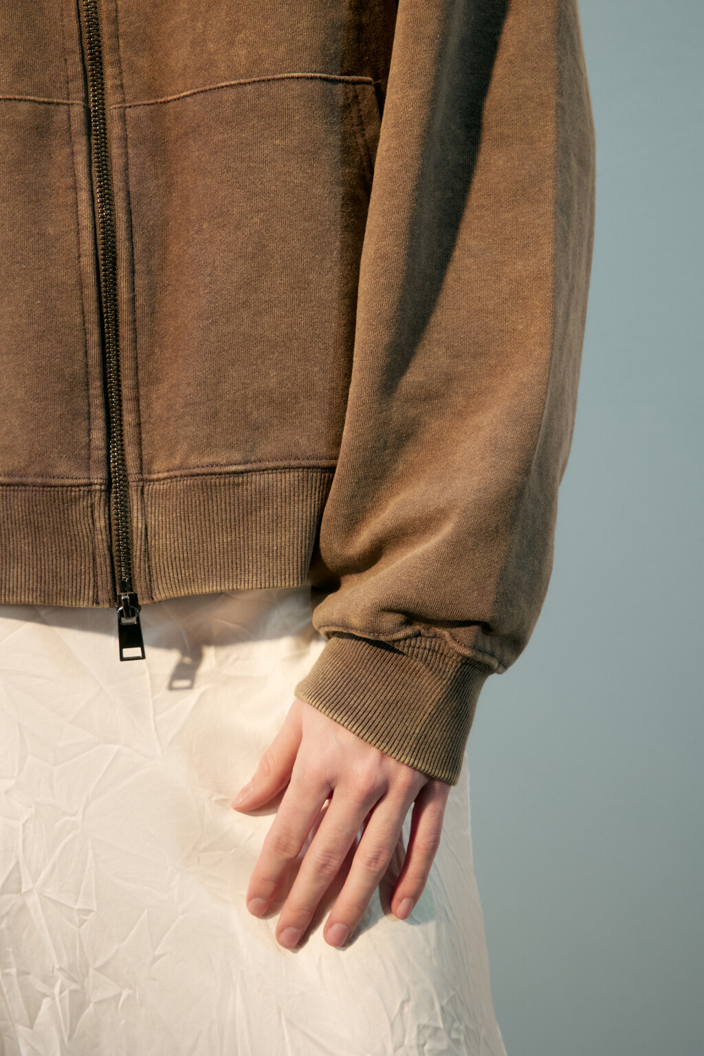 Худи-зипка с вареным эффектом и декором - цвет коричневый - 7