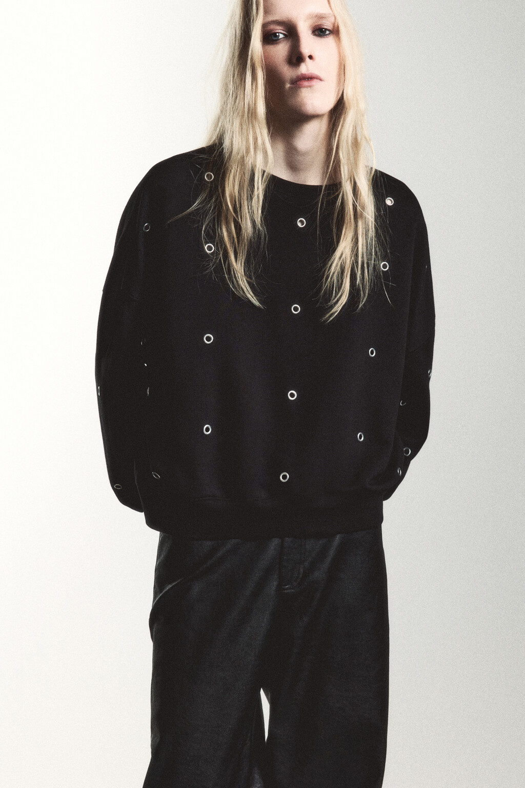 Свитшот из футера с металлическими люверсами - цвет черный - 1