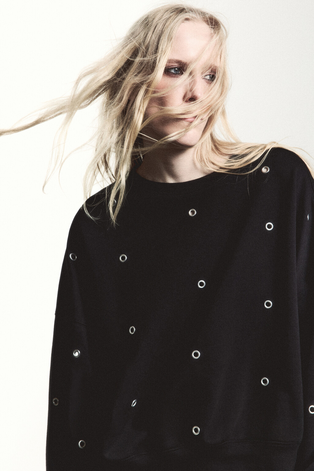 Свитшот из футера с металлическими люверсами - цвет черный - 2