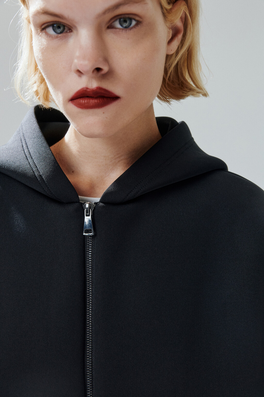 Худи-зипка из неопрена с капюшоном - цвет черный - 6