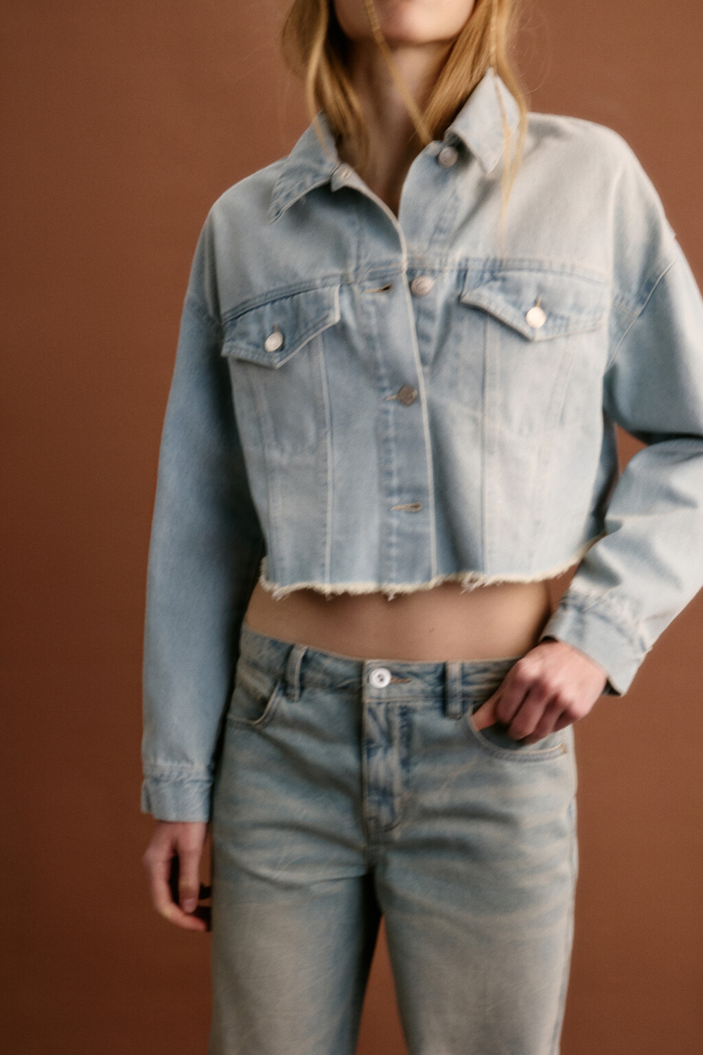 Куртка джинсовая укороченная с открытыми срезами - цвет голубой - 1