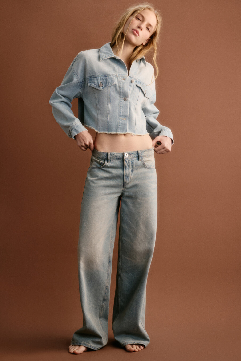 Куртка джинсовая укороченная с открытыми срезами - цвет голубой - 2