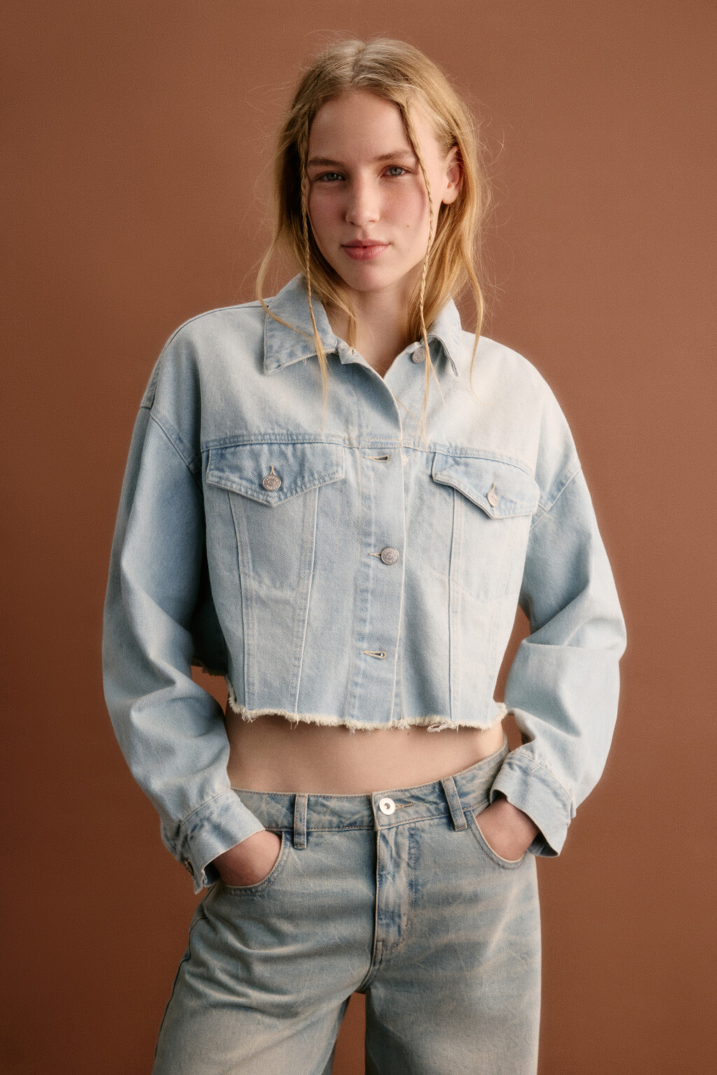 Куртка джинсовая укороченная с открытыми срезами - цвет голубой - 3