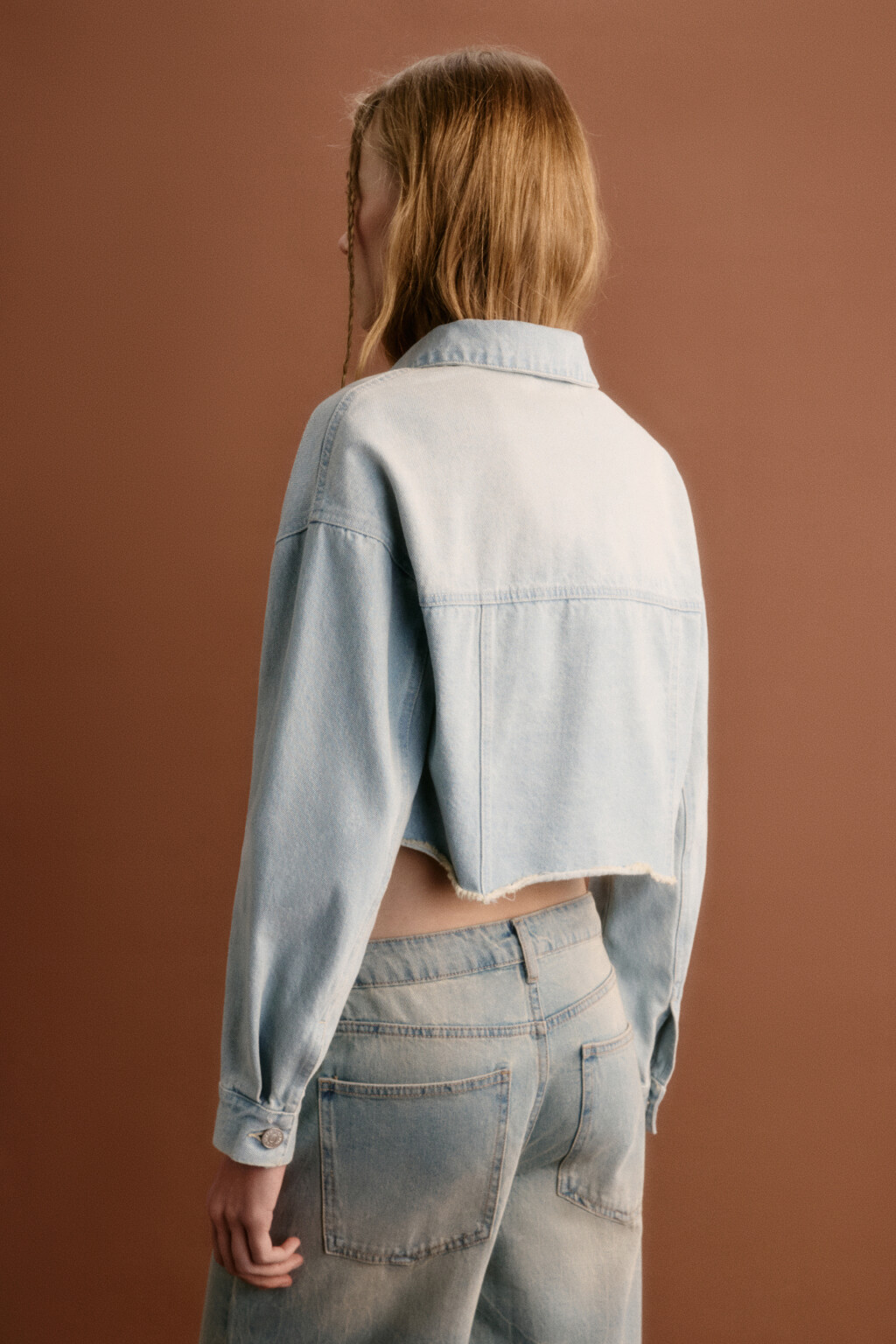 Куртка джинсовая укороченная с открытыми срезами - цвет голубой - 4