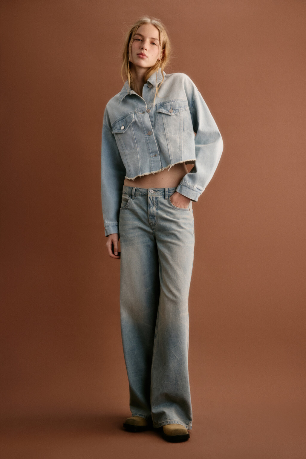 Куртка джинсовая укороченная с открытыми срезами - цвет голубой - 5