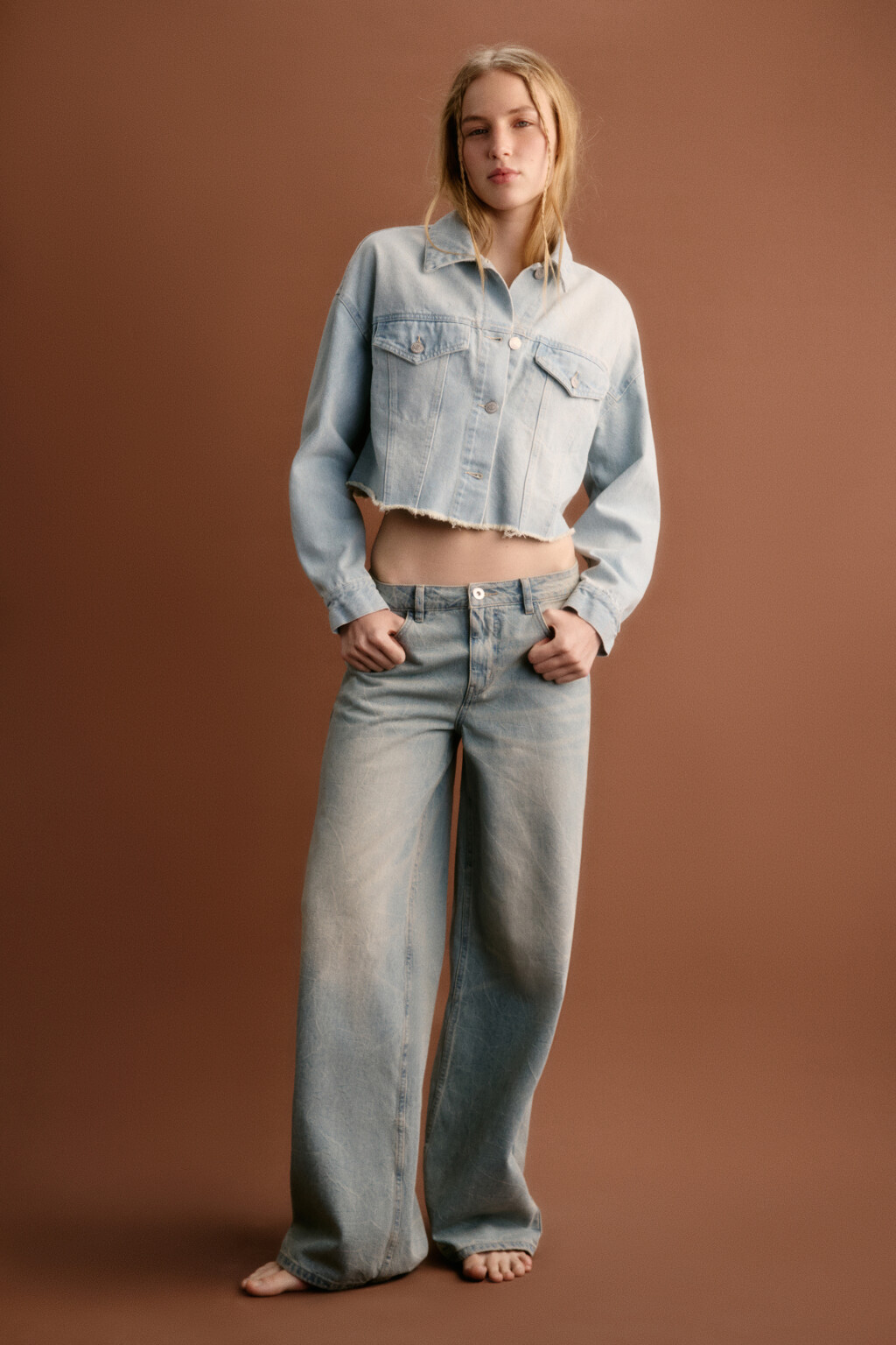 Куртка джинсовая укороченная с открытыми срезами - цвет голубой - 6