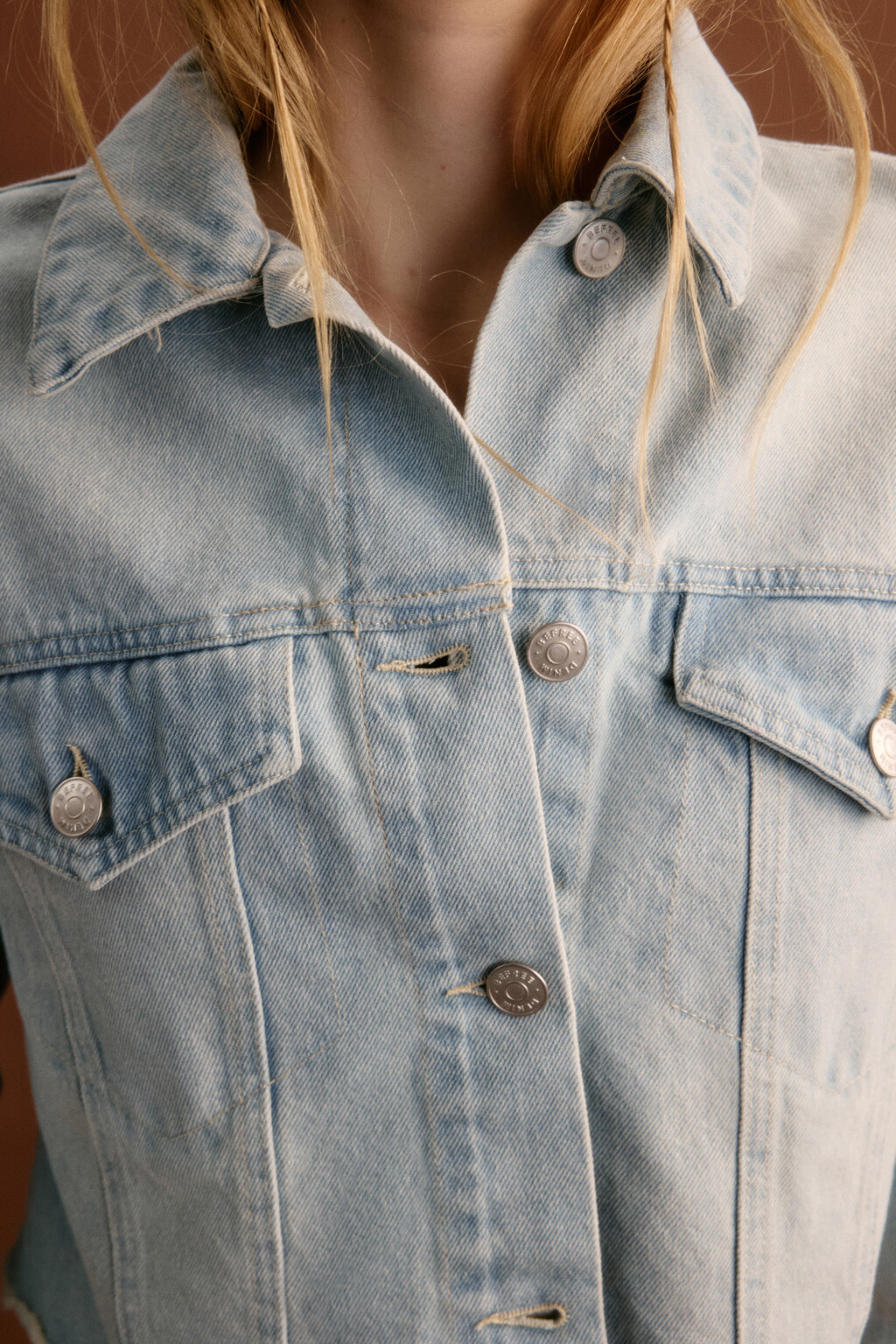 Куртка джинсовая укороченная с открытыми срезами - цвет голубой - 7