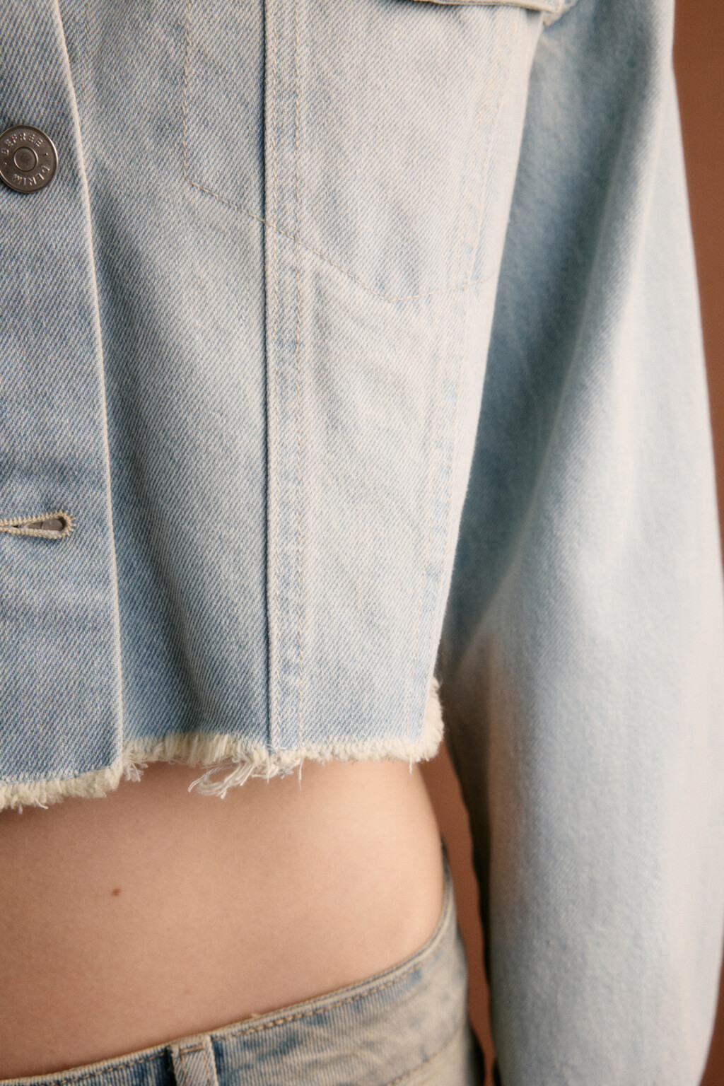 Куртка джинсовая укороченная с открытыми срезами - цвет голубой - 8