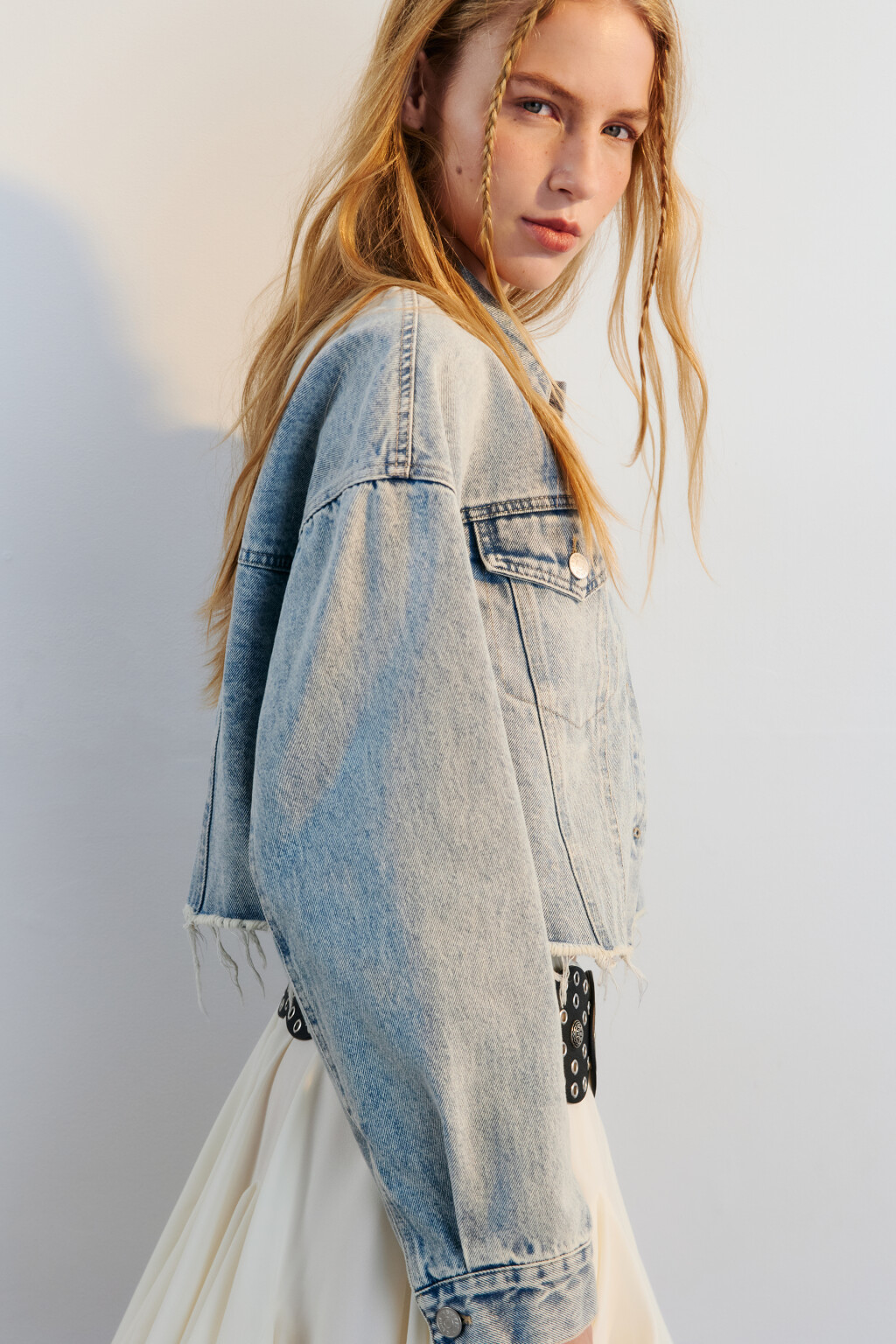 Куртка джинсовая укороченная с открытыми срезами - цвет синий - 3