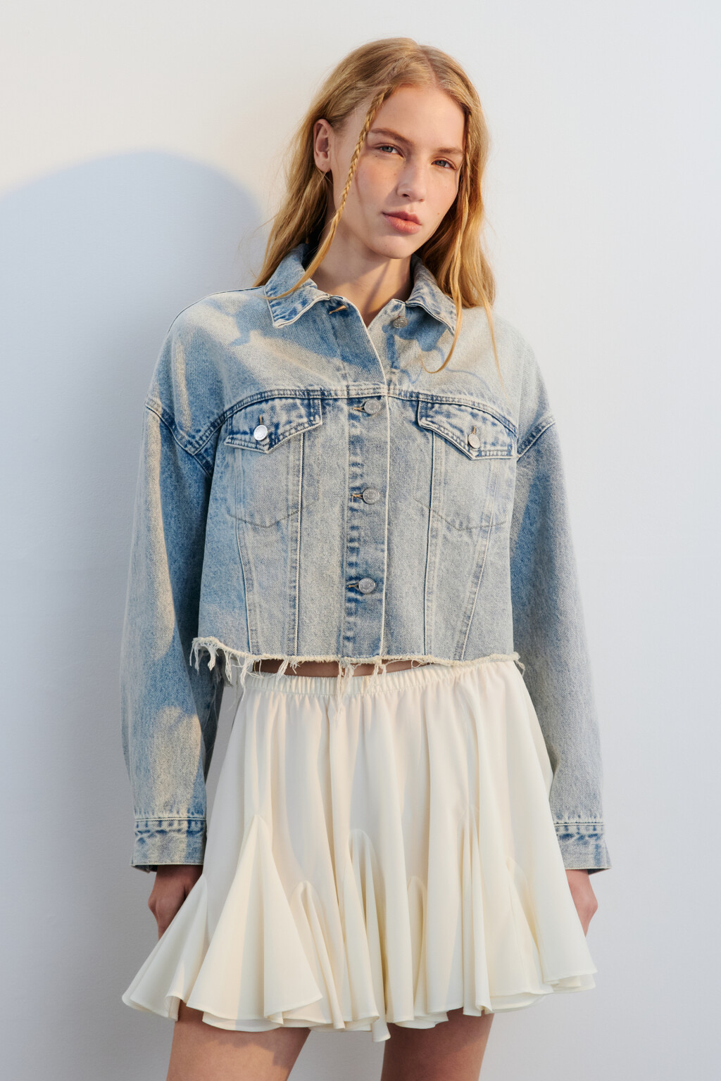 Куртка джинсовая укороченная с открытыми срезами - цвет синий - 4