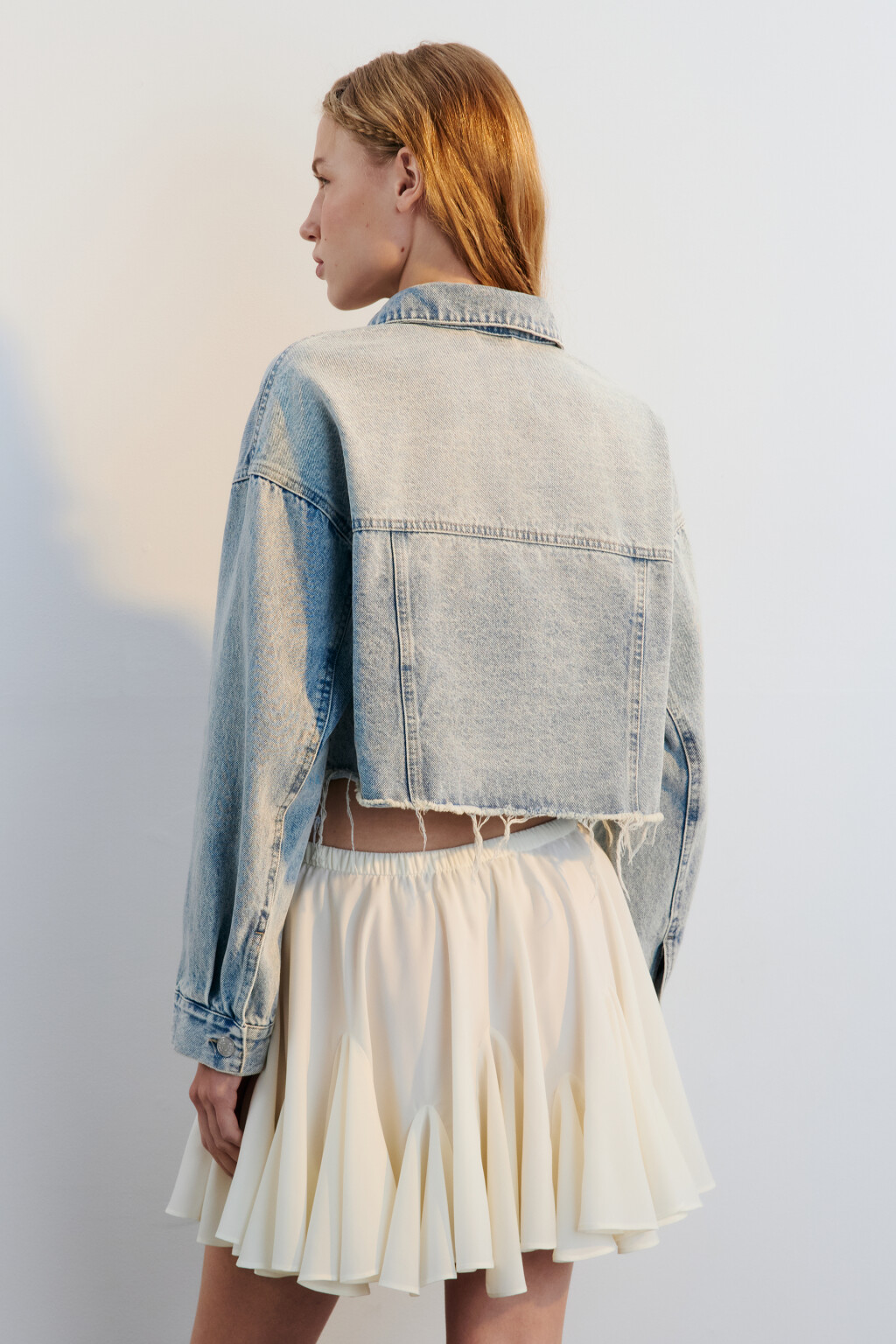 Куртка джинсовая укороченная с открытыми срезами - цвет синий - 5