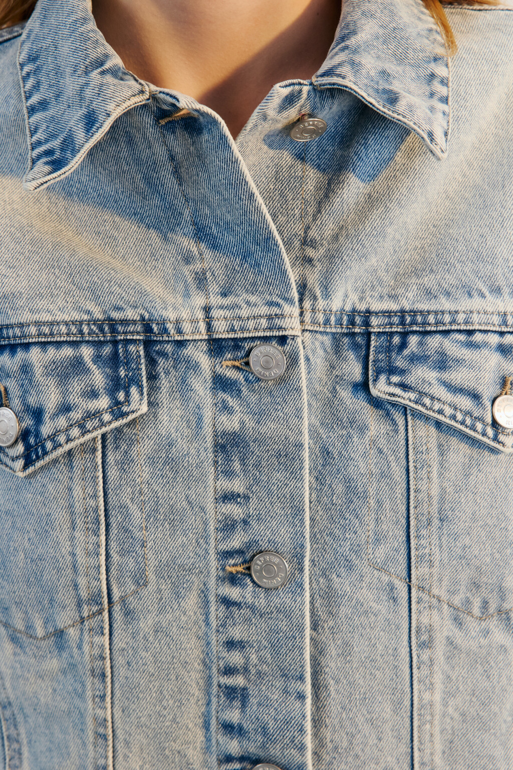 Куртка джинсовая укороченная с открытыми срезами - цвет синий - 7