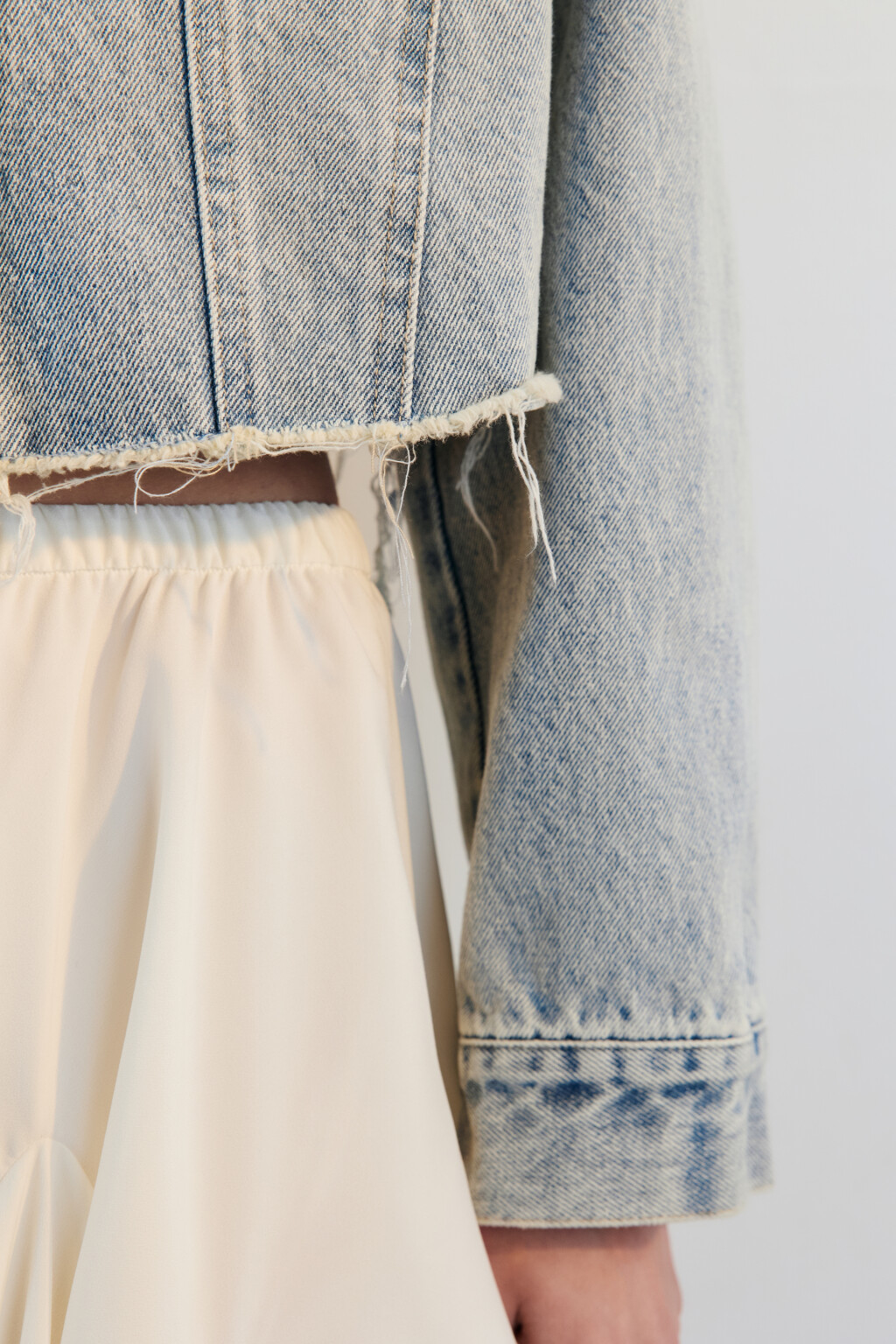 Куртка джинсовая укороченная с открытыми срезами - цвет синий - 8