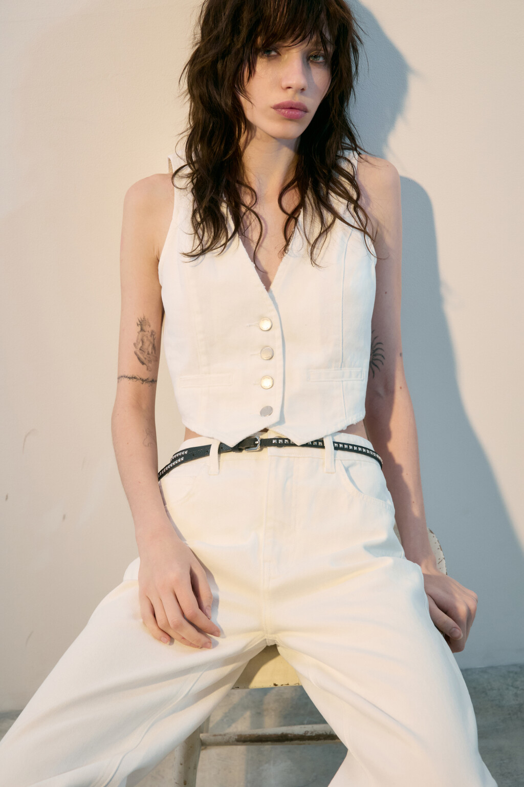 Жилет джинсовый укороченный - цвет белый - 1