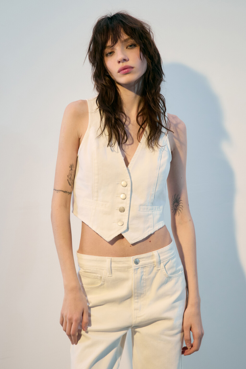 Жилет джинсовый укороченный - цвет белый - 2