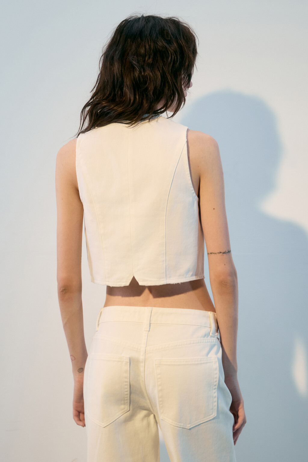 Жилет джинсовый укороченный - цвет белый - 3