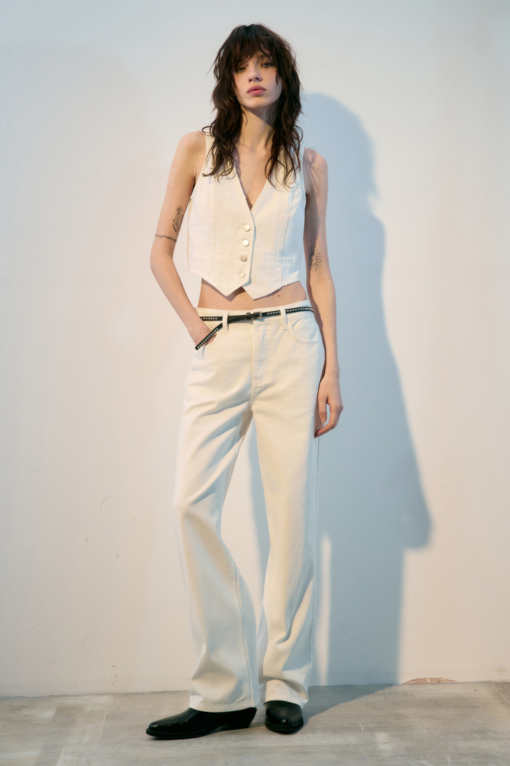 Жилет джинсовый укороченный - цвет белый - 4