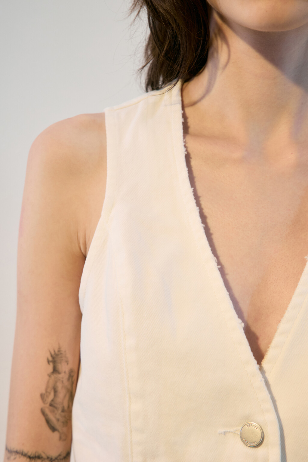 Жилет джинсовый укороченный - цвет белый - 6