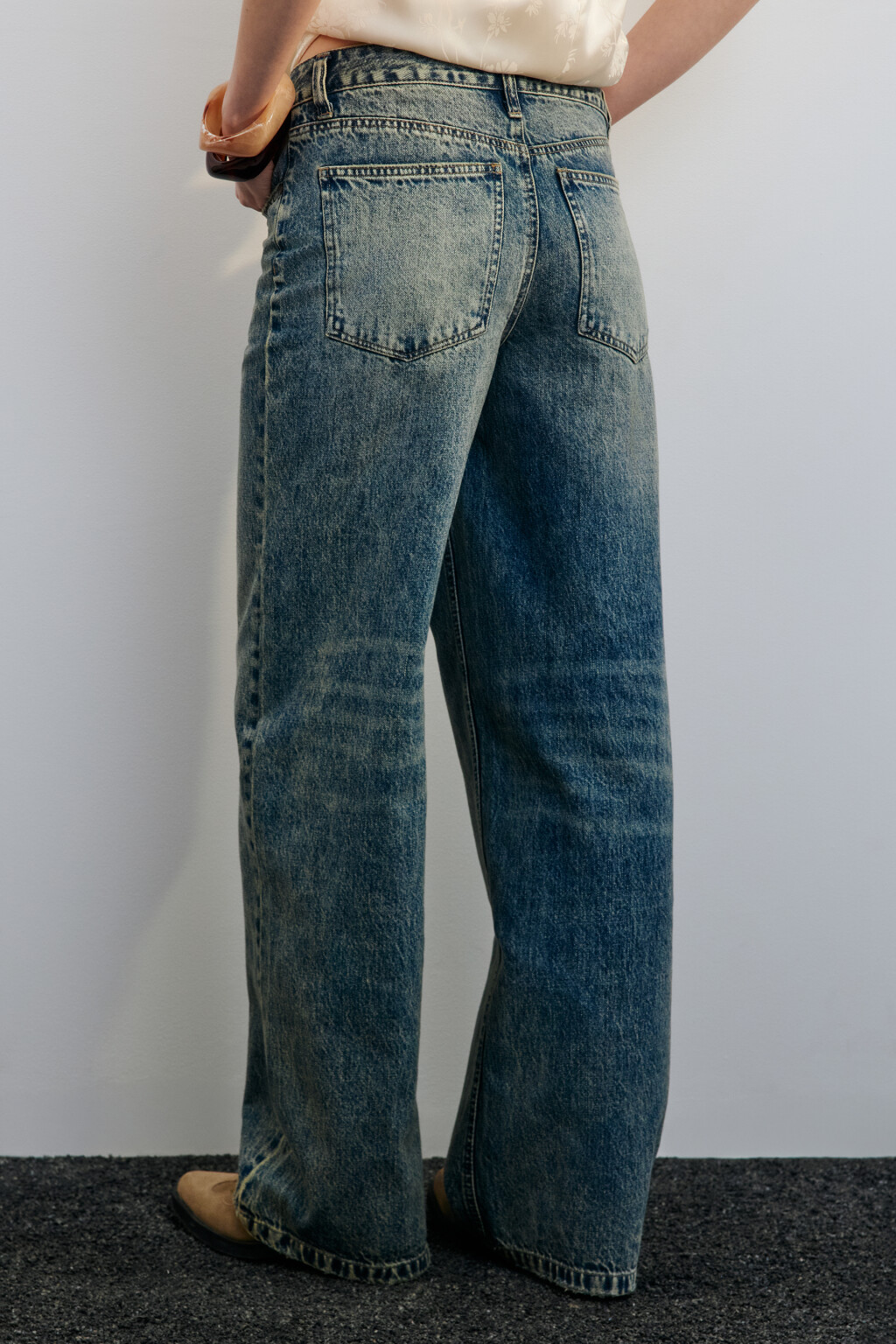 Джинсы широкие с тинтованным окрашиванием - цвет темный тинт - 4