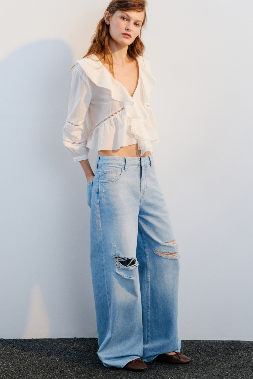 Джинсы baggy fit с рваными коленями - цвет голубой - 1