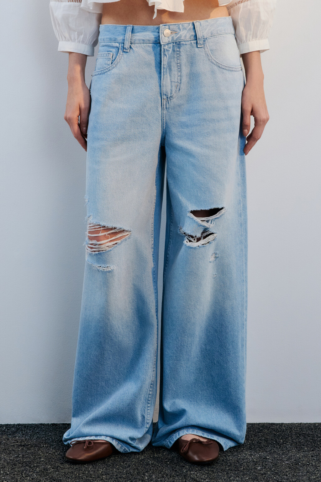 Джинсы baggy fit с рваными коленями - цвет голубой - 2