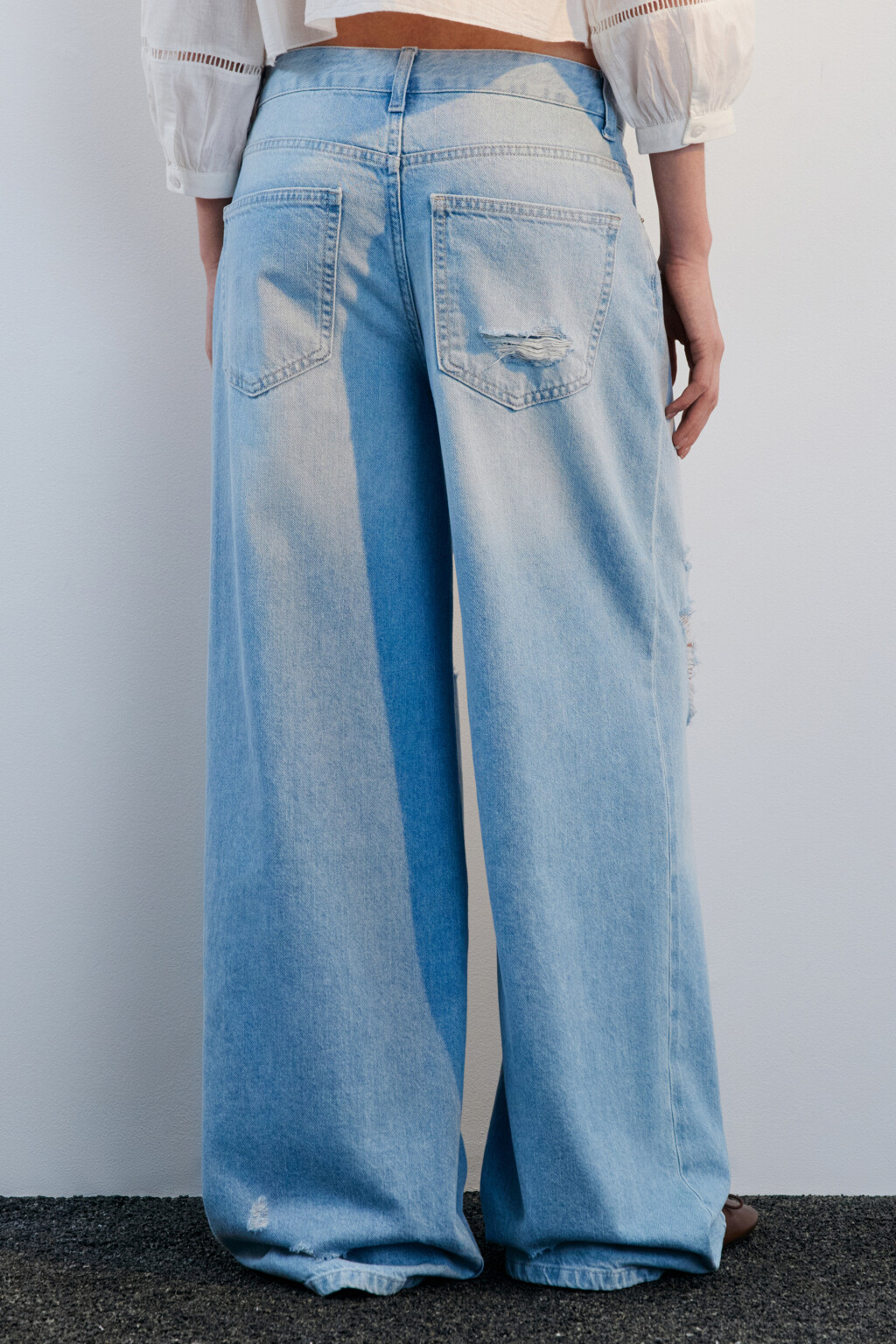 Джинсы baggy fit с рваными коленями - цвет голубой - 3