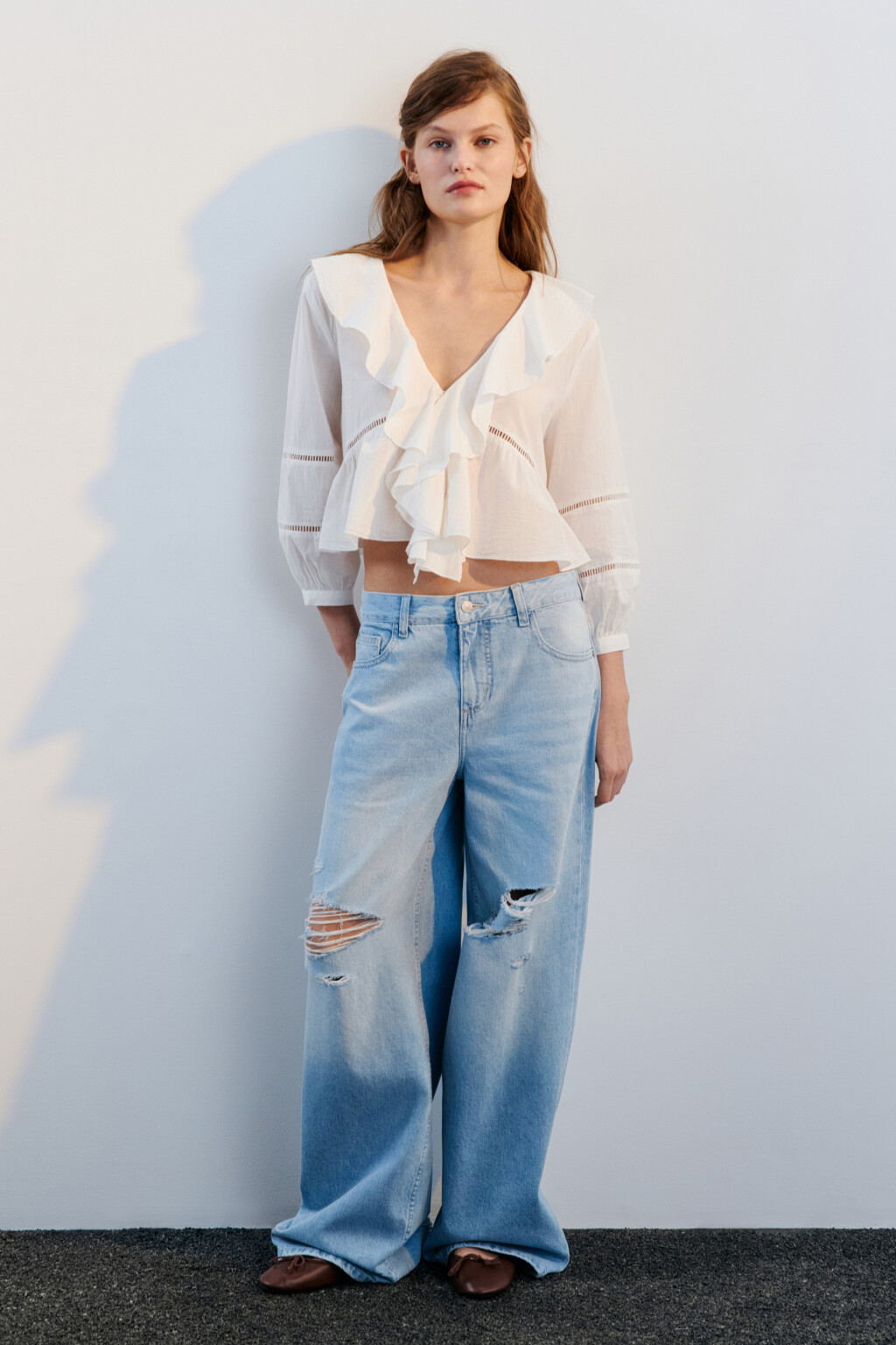 Джинсы baggy fit с рваными коленями - цвет голубой - 4