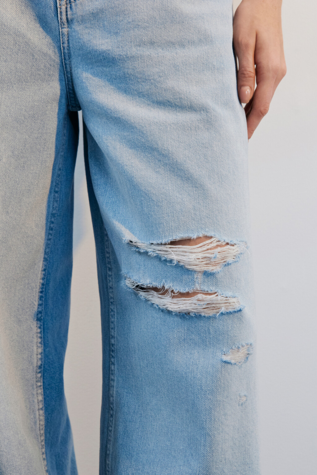 Джинсы baggy fit с рваными коленями - цвет голубой - 6