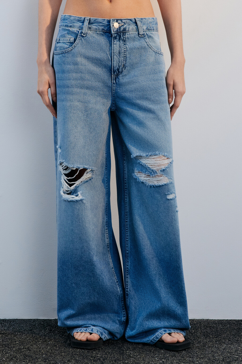 Джинсы baggy fit с рваными коленями - цвет голубой - 2