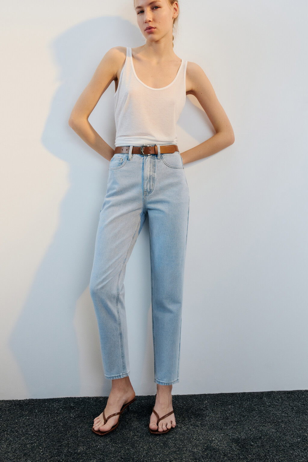 Джинсы mom fit с высокой посадкой и ремнем - цвет голубой - 1
