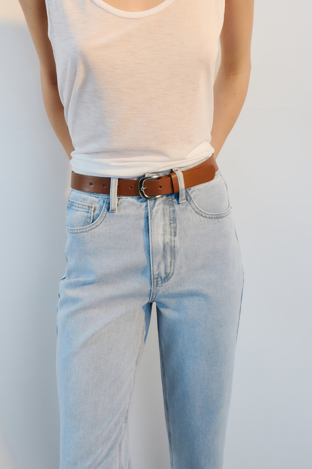 Джинсы mom fit с высокой посадкой и ремнем - цвет голубой - 2