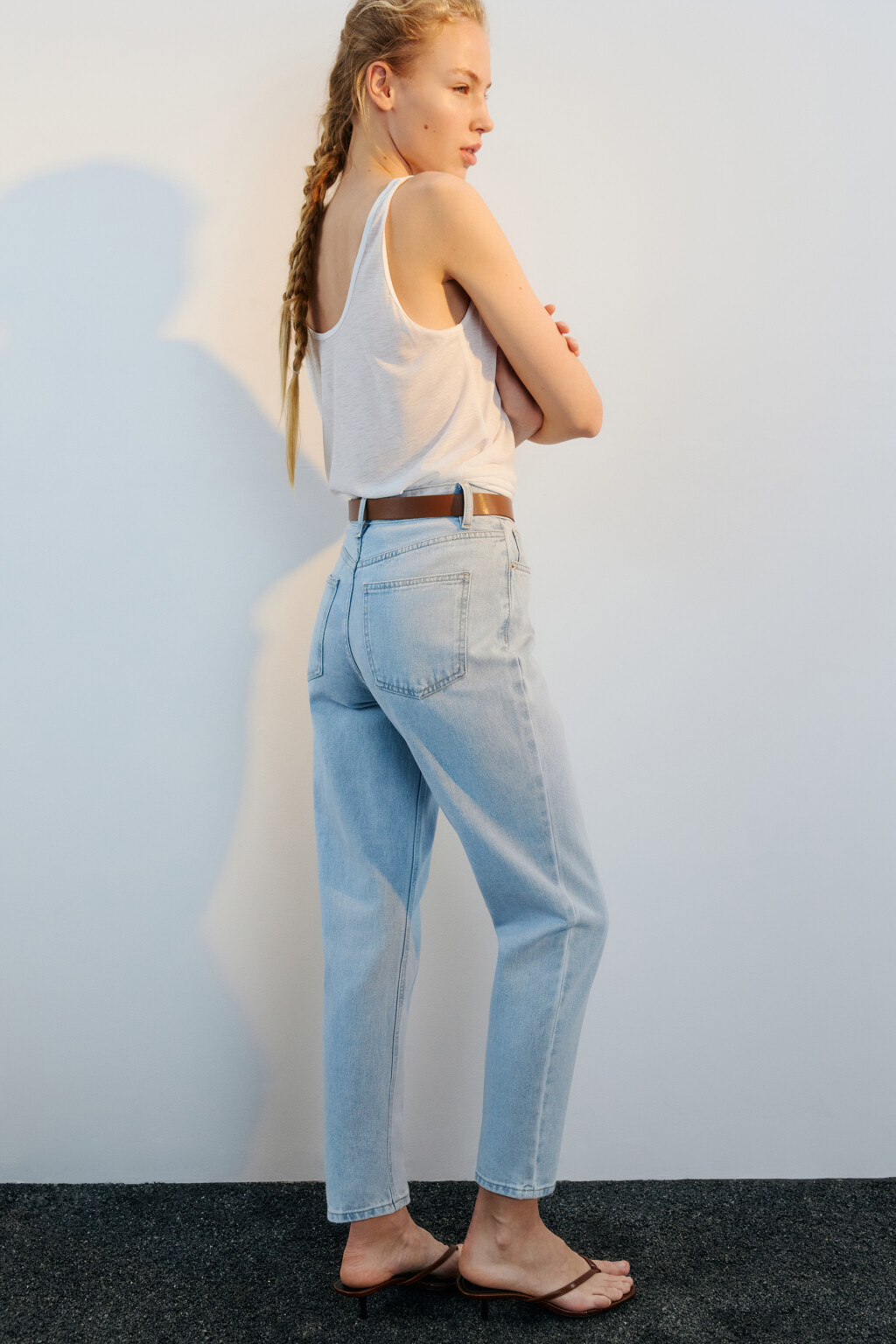 Джинсы mom fit с высокой посадкой и ремнем - цвет голубой - 3