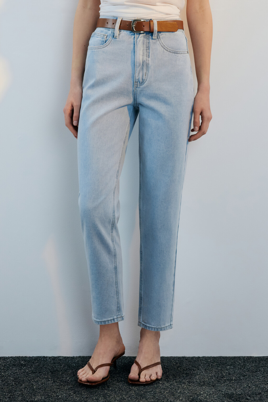 Джинсы mom fit с высокой посадкой и ремнем - цвет голубой - 4