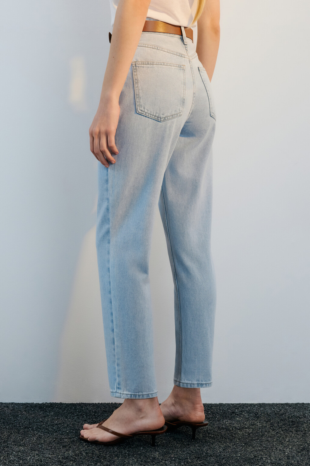 Джинсы mom fit с высокой посадкой и ремнем - цвет голубой - 5