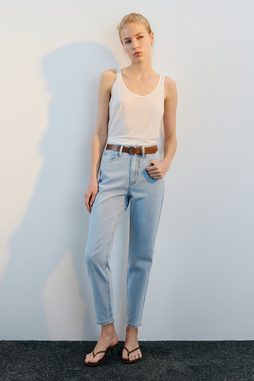 Джинсы mom fit с высокой посадкой и ремнем - цвет голубой - 6