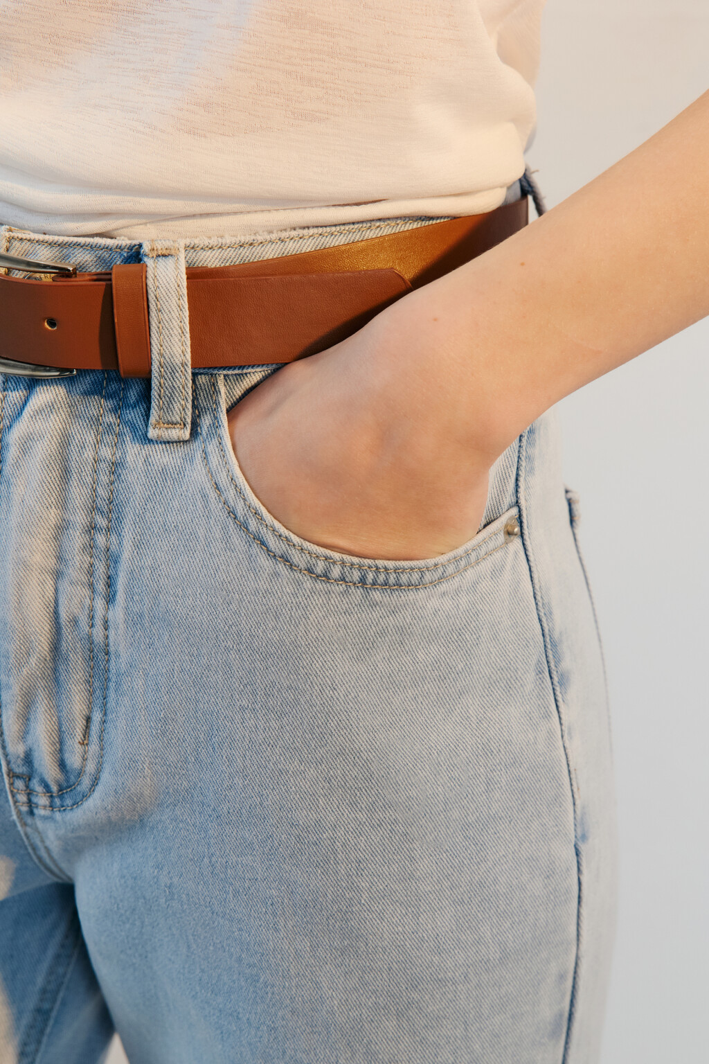 Джинсы mom fit с высокой посадкой и ремнем - цвет голубой - 8