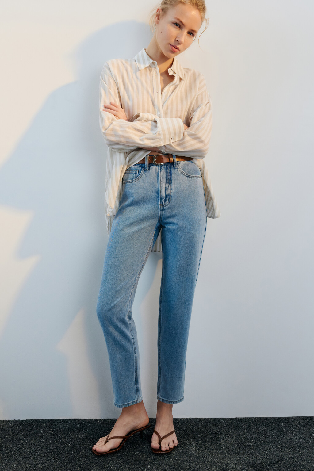 Джинсы mom fit с высокой посадкой и ремнем - цвет голубой - 1