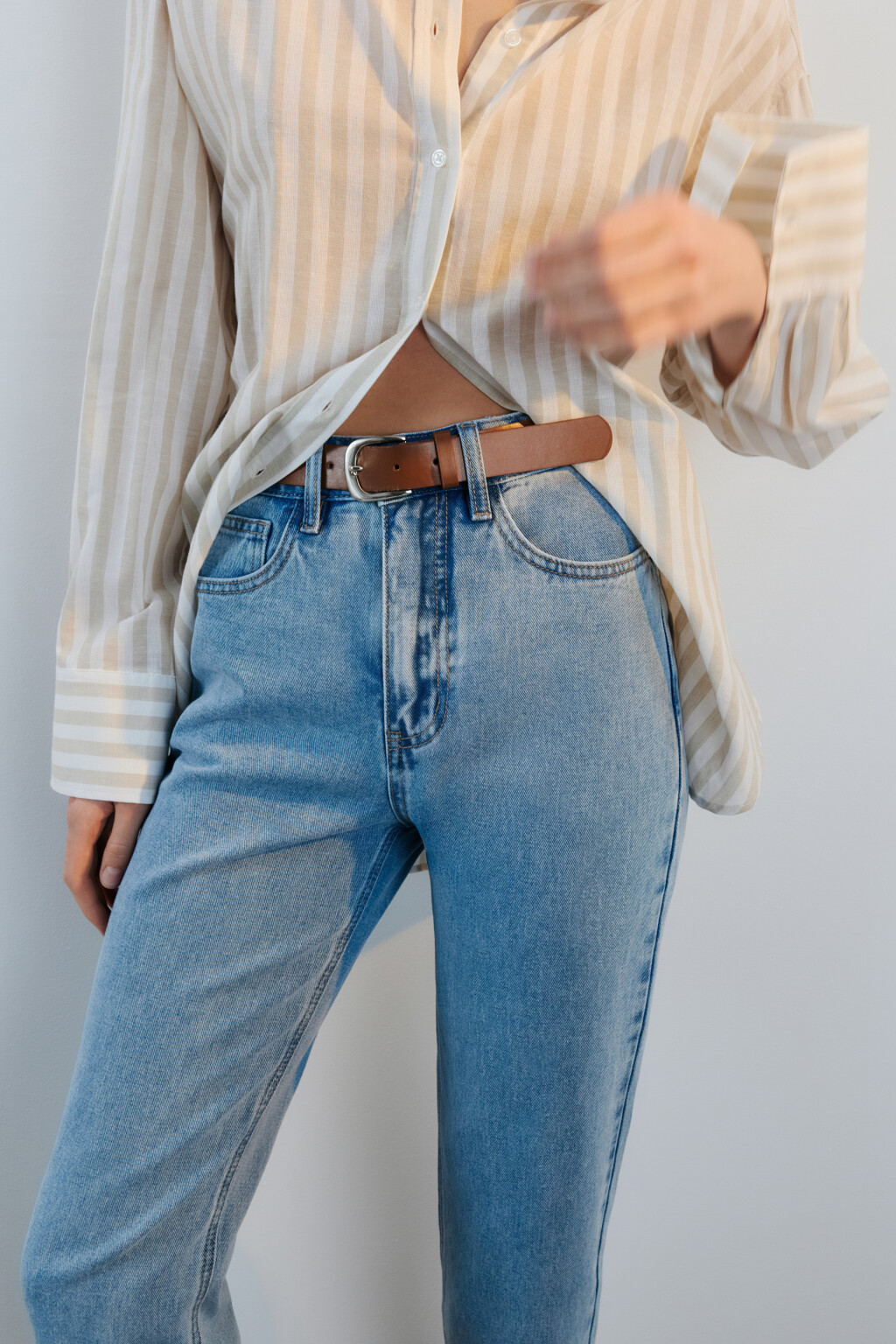 Джинсы mom fit с высокой посадкой и ремнем - цвет голубой - 2