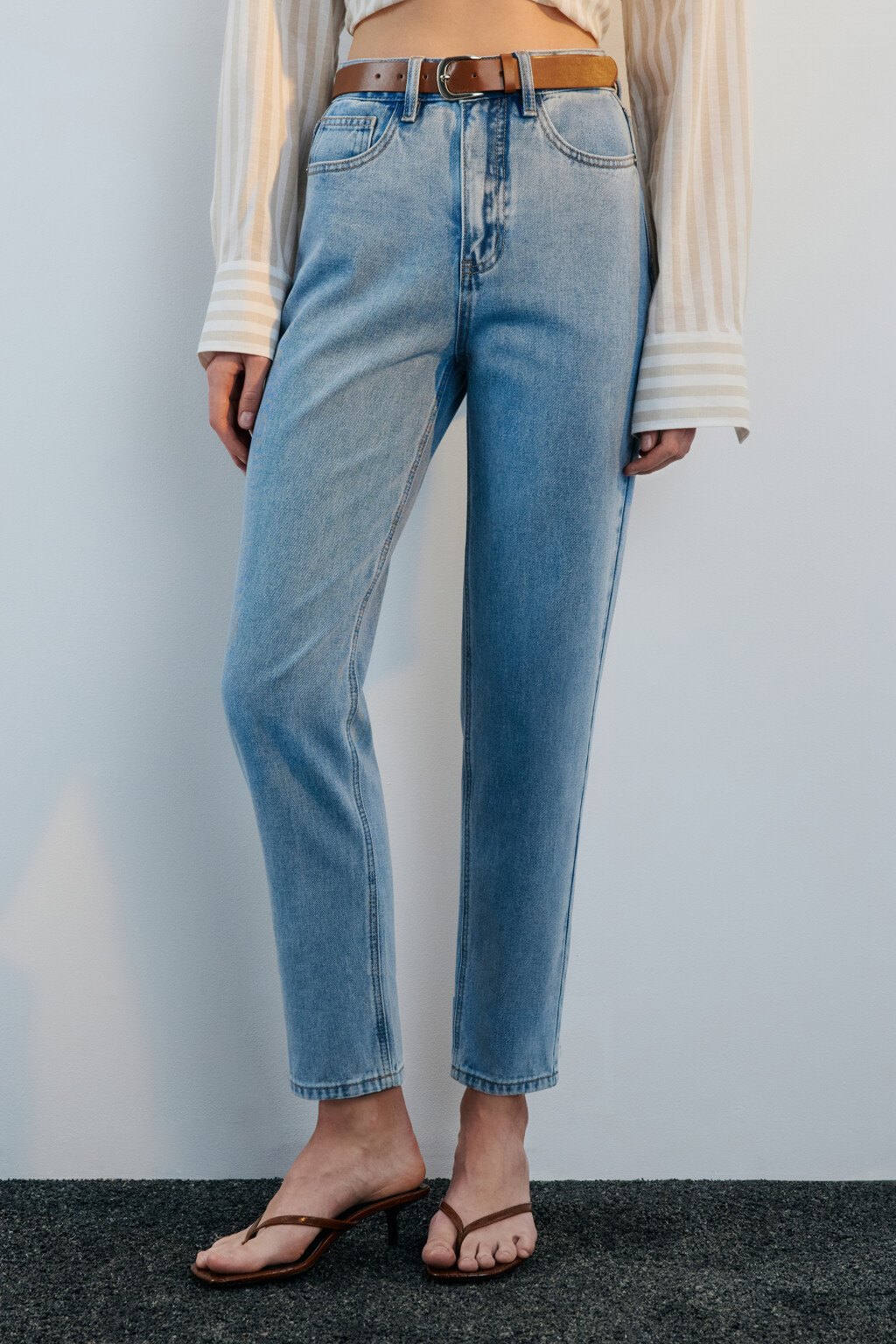 Джинсы mom fit с высокой посадкой и ремнем - цвет голубой - 3