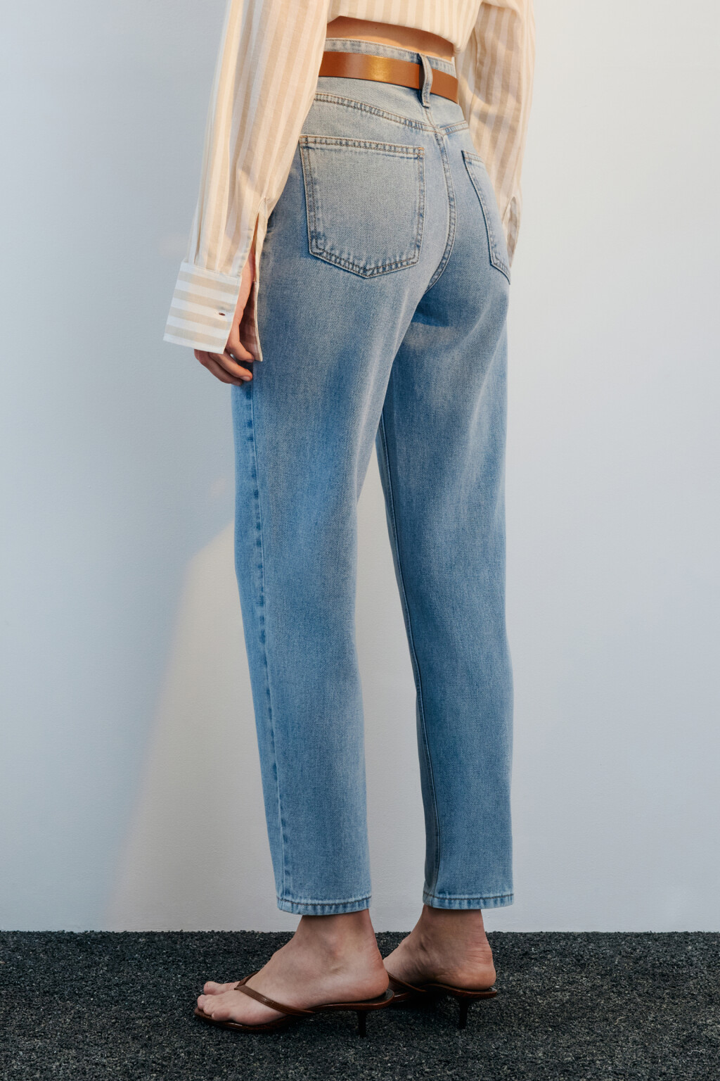 Джинсы mom fit с высокой посадкой и ремнем - цвет голубой - 4