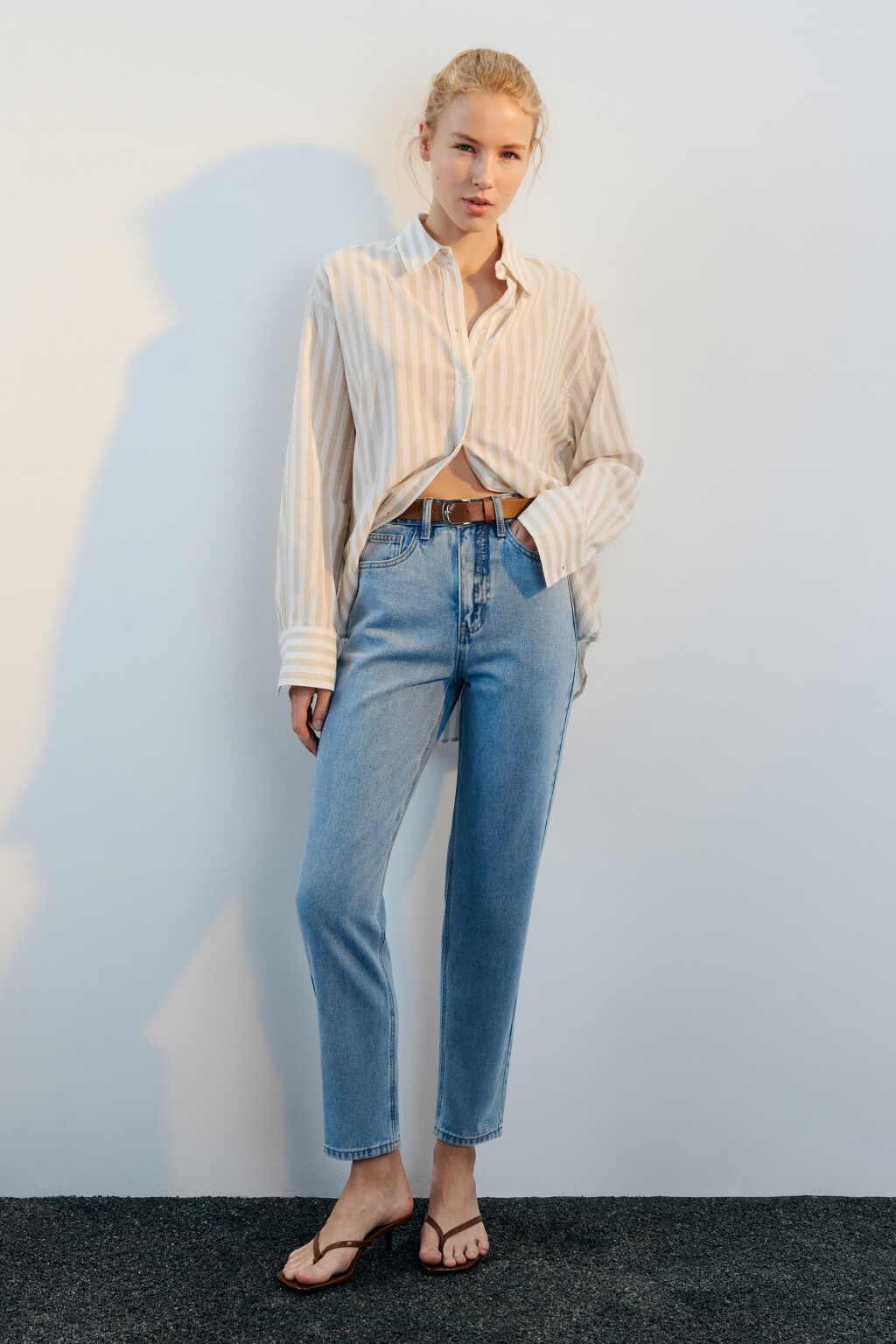 Джинсы mom fit с высокой посадкой и ремнем - цвет голубой - 5