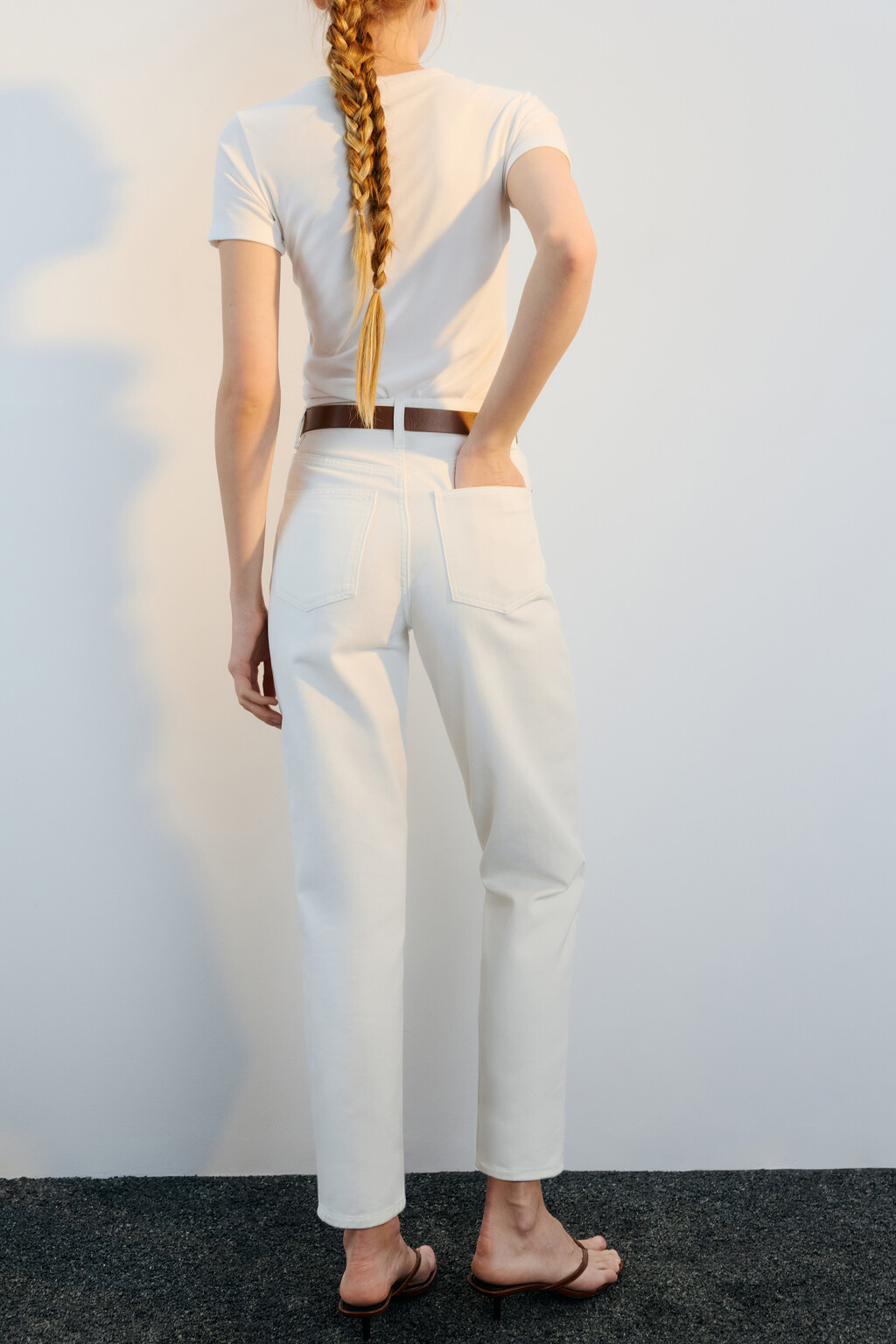 Джинсы mom fit с высокой посадкой и ремнем - цвет белый - 1