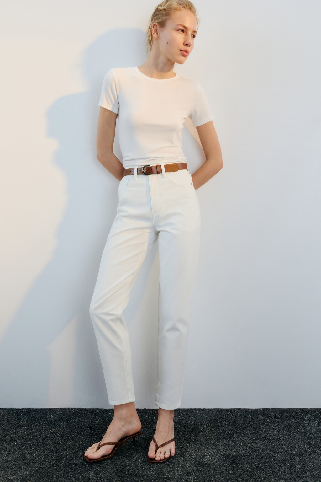 Джинсы mom fit с высокой посадкой и ремнем - цвет белый - 2