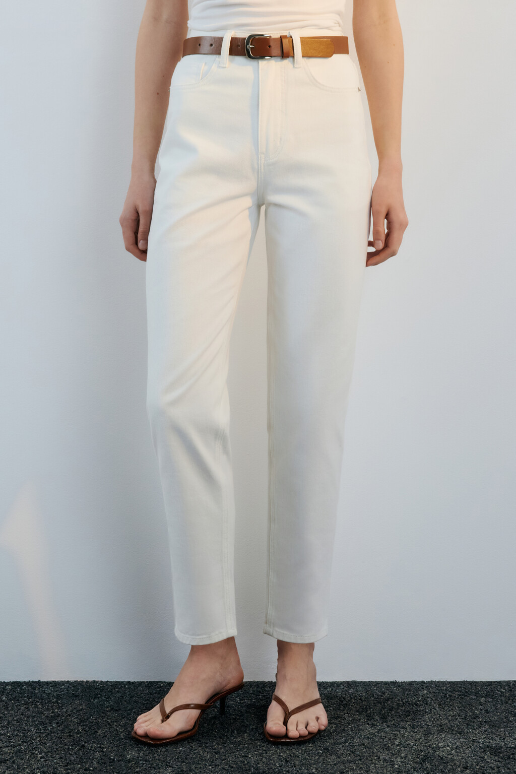 Джинсы mom fit с высокой посадкой и ремнем - цвет белый - 3