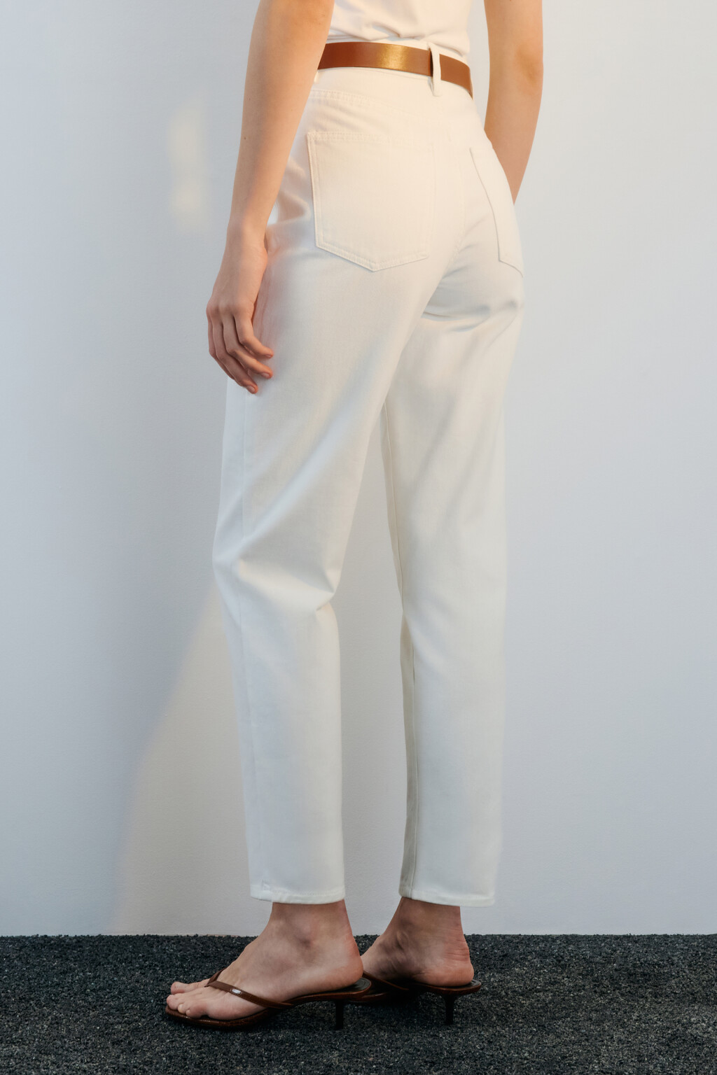 Джинсы mom fit с высокой посадкой и ремнем - цвет белый - 4